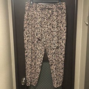 Joggers with belt. No pockets